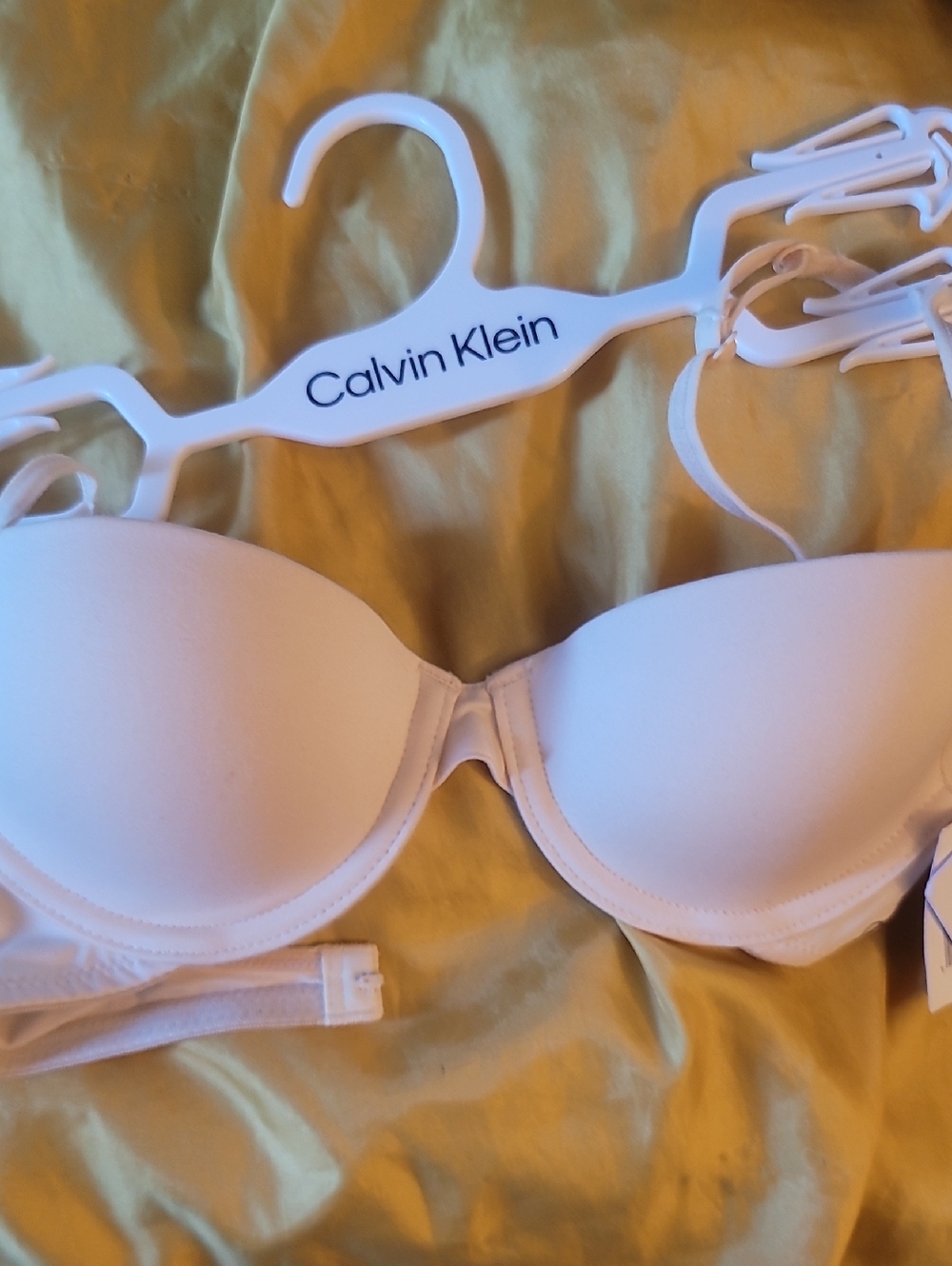 1 Calvin Klein White Padded Strapless Bra w/ adjustable Straps 32A